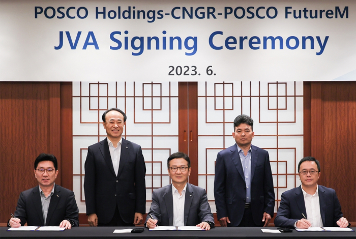 Chung Daehun, POSCO Future M’s head of the energy material unit (from left), Yoo Byeongog, POSCO Holdings’ senior executive vice president for the green materials and energy unit, Lee Kyungsub, POSCO Holdings’ executive vice president for the battery energy material unit, Weiming Deng, CNGR’s chairman and president, and Zhu Zongyuan, CNGR’s vice president and CFO take a picture at a signing ceremony for a partnership on June 21, 2023, in Seoul (Courtesy of POSCO Holdings)