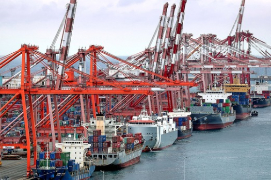 Containers　unloading　in　Busan,　South　Korea　(Courtesy　of　Yonhap　News)