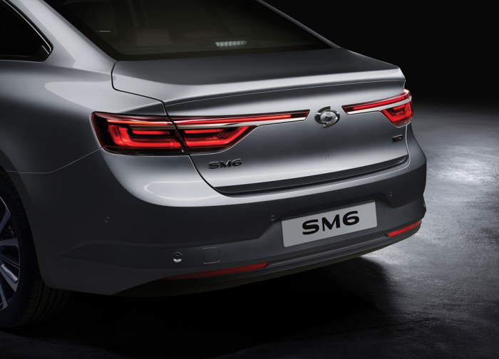 Renault's　latest　SM6　sedan