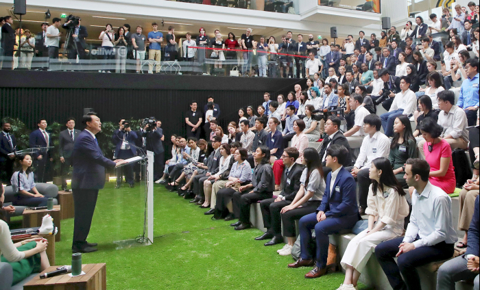 South Korean President Yoon Suk Yeol gives a speech at Station F in Paris on June 20 (Courtesy of Yonhap)