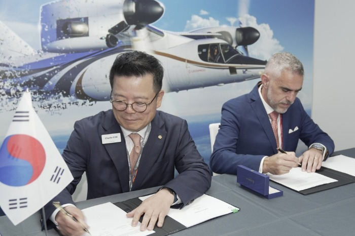Eoh Sungchul, CEO of Hanwha Systems (left), Luca Picollo, Senior Vice President for Airborne Systems at Leonardo SpA