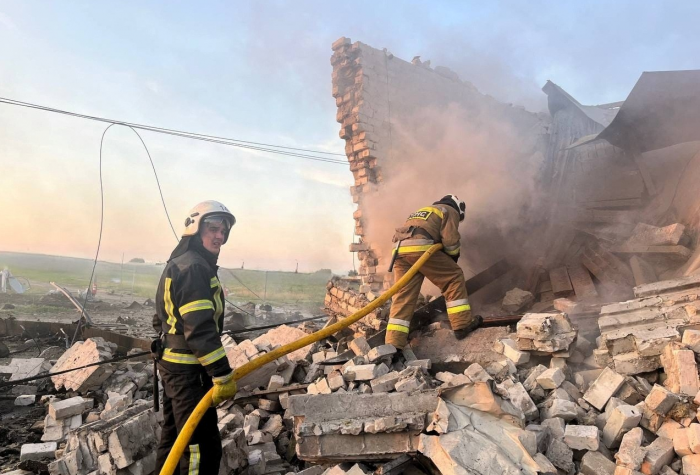 Ukrainian　rescue　workers　extinguishing　fires　at　a　car　wash　destroyed　by　Russian　airstrikes