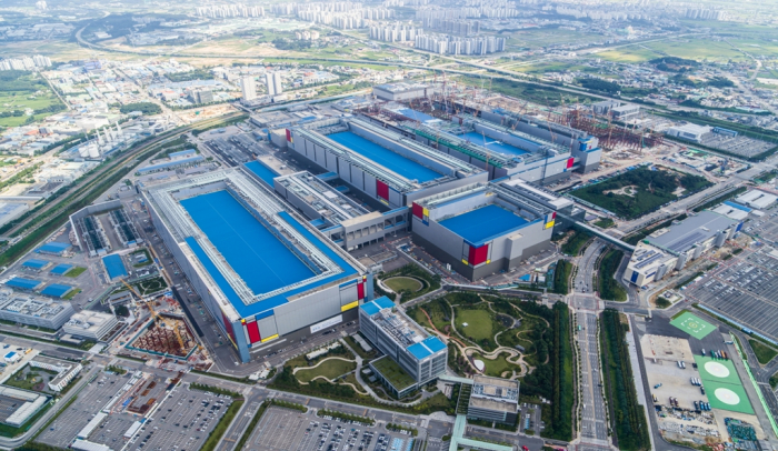 Samsung's　foundry　plant　in　Pyeongtaek,　Korea