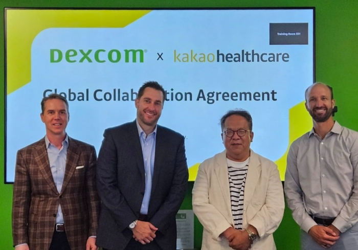 DexCom　Executive　Vice　President　Paul　Flynn　(from　left),　DexCom　Executive　Vice　President　Jereme　Sylvain,　Kakao　Healthcare　CEO　Hwang　Hee　and　DexCom　Executive　Vice　President　Matthew　Dolan　take　a　photo　on　June　20,　2023,　after　reaching　a　partnership　agreement　at　DexCom's　headquarters　in　San　Diego,　California　(Courtesy　of　Kakao　Healthcare)