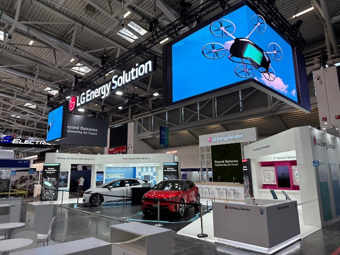 LG　Energy　Solution　hosts　an　exhibition　booth　during　InterBattery　Europe　2023　in　Munich　last　week