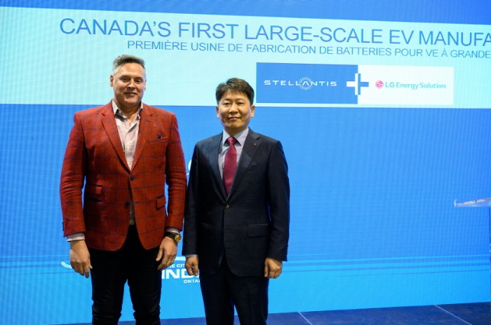 Stellantis　Chief　Operating　Officer　Mark　Stewart　poses　with　Kim　Dong-Myung,　head　of　LG’s　advanced　automotive　battery　division　before　signing　a　JV　agreement　in　Ontario,　Canada