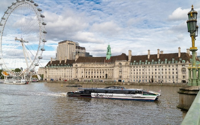 A　river　bus　on　London's　Thames　River　(Courtesy　of　Transport　for　London)