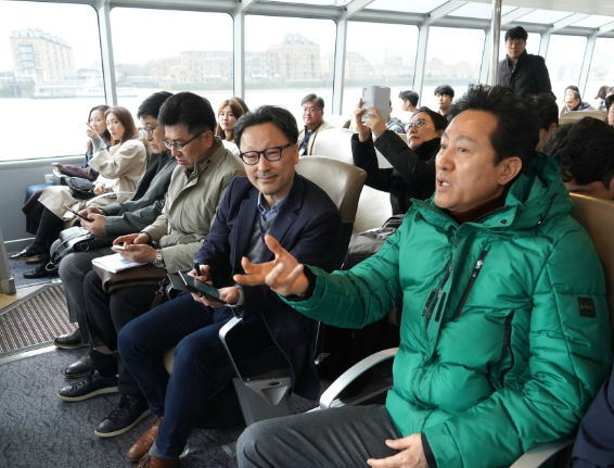 Seoul　Mayor　Oh　Se-hoon　(right)　rides　a　River　Bus　in　London　on　March　14,　2023　(Courtesy　of　the　Seoul　Metropolitan　Government)