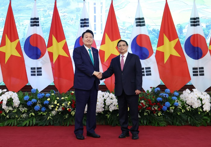 South　Korean　President　Yoon　Suk　Yeol　(left),　Vietnamese　Prime　Minister　Pham　Minh　Chinh　in　Hanoi　on　June　23