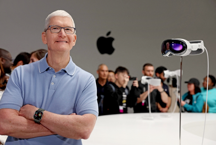 Apple　CEO　Tim　Cook　stands　next　to　the　new　Apple　Vision　Pro　headset　during　the　Apple　Worldwide　Developers　Conference　on　June　5,　2023