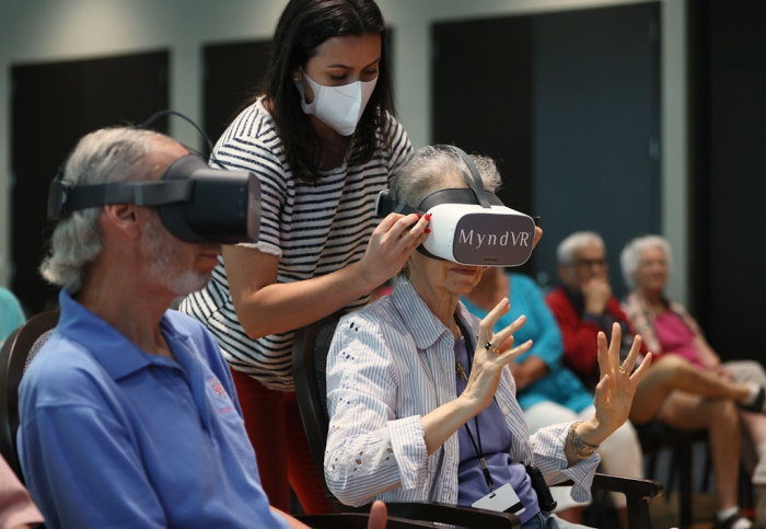 Virtual　reality　(VR)　headsets