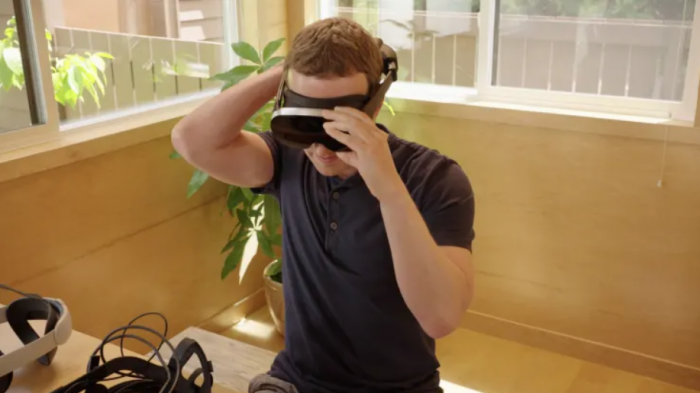 Meta　Platforms　Inc.'s　CEO　Mark　Zuckerberg　puts　on　the　new　VR　headset　Meta　Quest　Pro