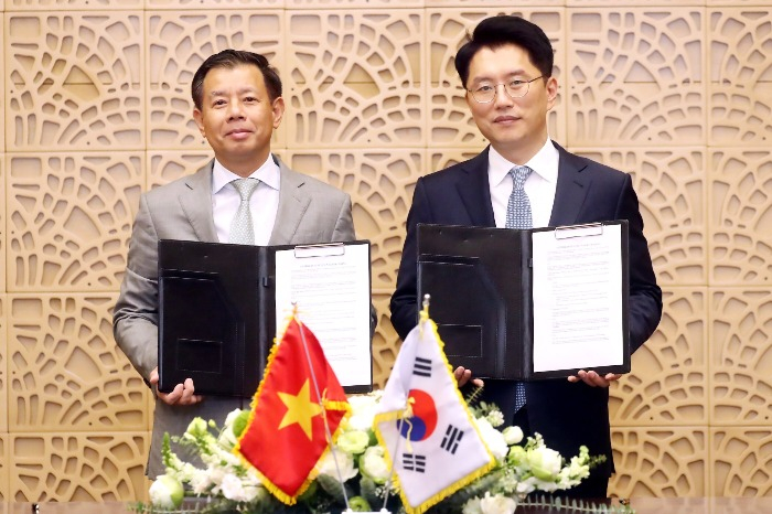Ryu　Gun-seong,　CEO　of　Kakao　Mobility　(right)　and　Nguyen　Viet　Quang,　CEO　of　Vingroup 