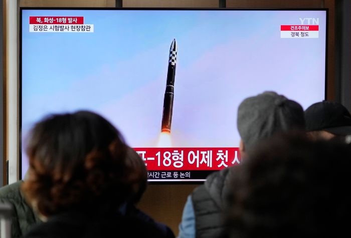 ▲Residents　in　Seoul　watched　a　North　Korea　missile　launch　this　spring.　Experts　say　North　Korea　aims　to　project　geopolitical　power　through　nuclear　weapons　and　ballistic　missiles. PHOTO: AHN　YOUNG-JOON/ASSOCIATED　PRESS