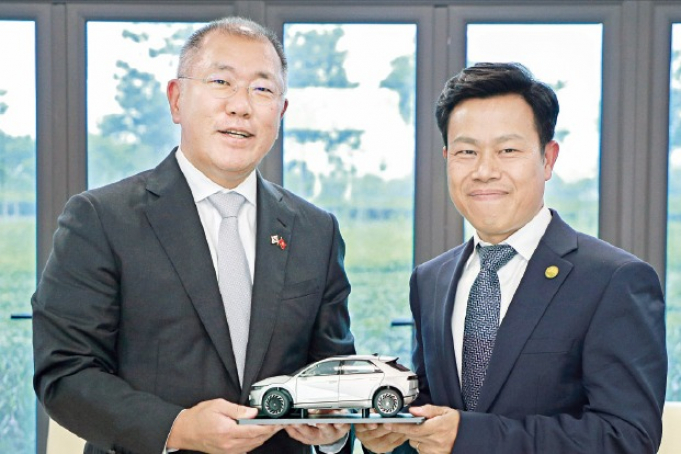 Chung Eui-sun, Hyundai Motor Group Chairman (left) and Le Quan, President of Vietnam National University Hanoi