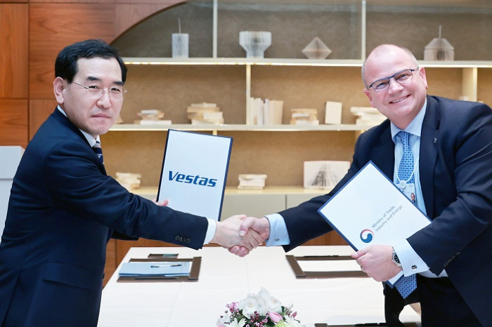 Lee Chang-yang, Minister of South Korea's Trade, Industry and Energy (left) and Henrik Andersen, President of Vestas Group