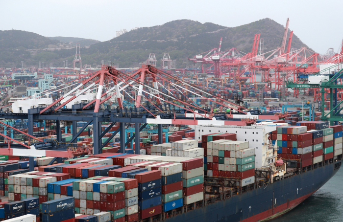 Containers　at　the　Port　of　Busan　(Courtesy　of　Yonhap　News)