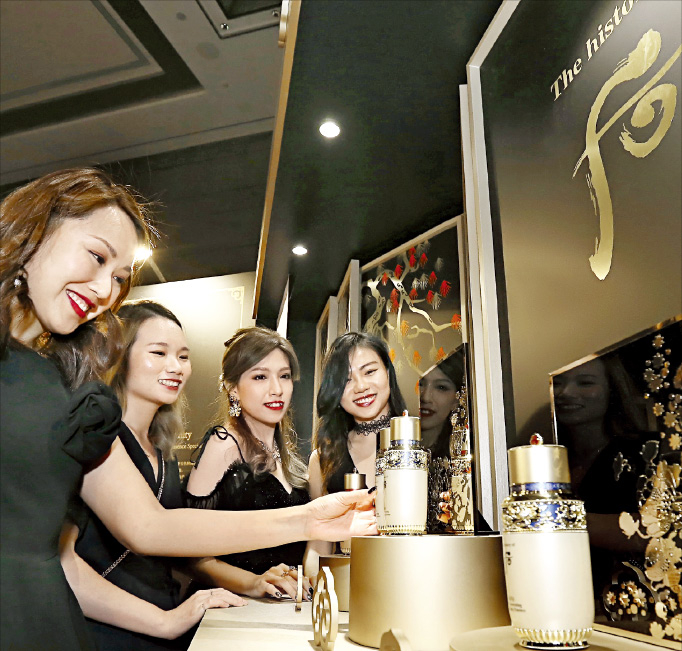 Chinese　consumers　look　at　products　from　LG　Household's　cosmetics　brand　Whoo