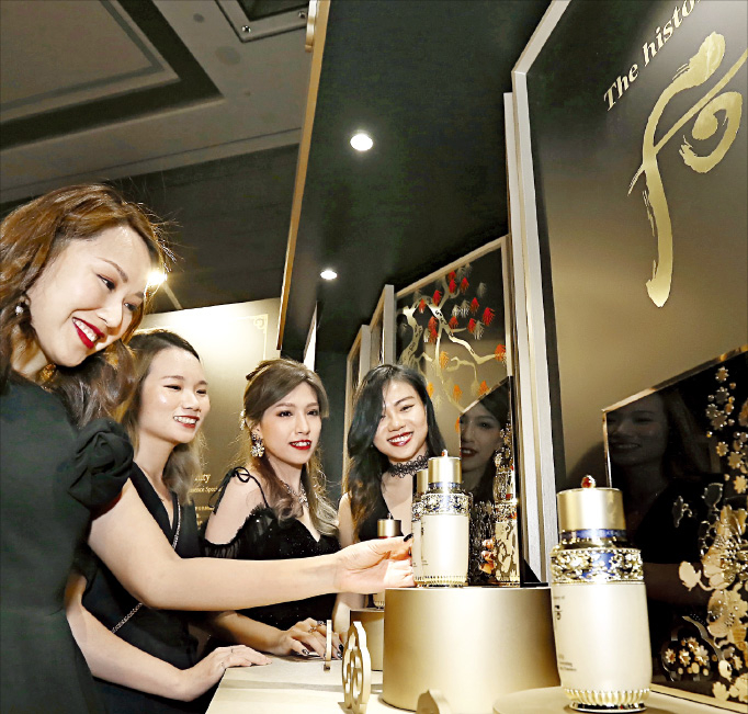 Chinese consumers look at products from LG Household's cosmetics brand Whoo