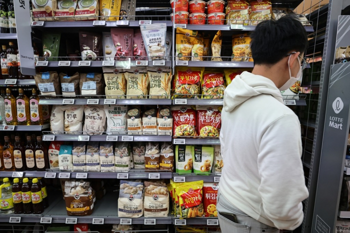 Flour　on　display　at　a　hypermarket　in　Seoul　(File　photo,　courtesy　of　Yonhap)