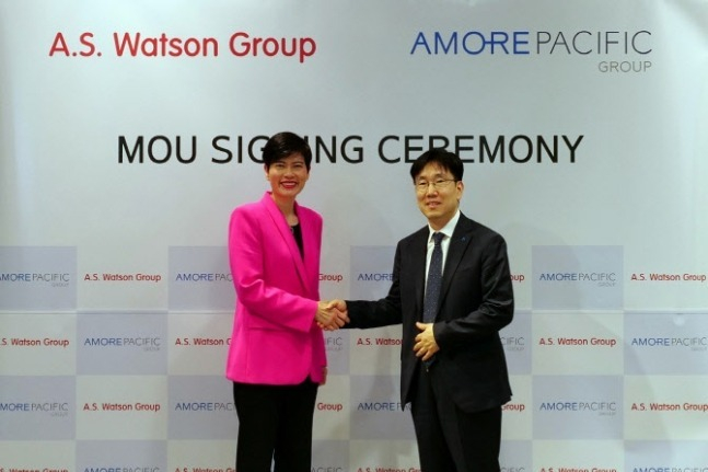 Lee　Sang-mok,　Amorepacific　Group　CEO　(right)　and　Malina　Ngai,　CEO　of　A.S.　Watson　Group　Asia　&　Europe 