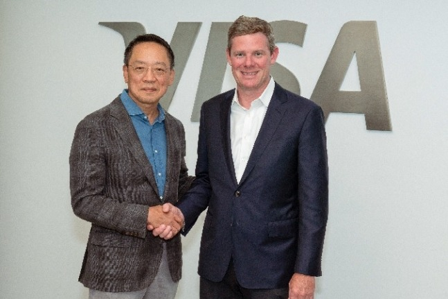Chung　Tae-young,　CEO　and　Vice　Chairman　of　Hyundai　Card　(left)　and　Ryan　Mclnerney,　CEO　of　Visa