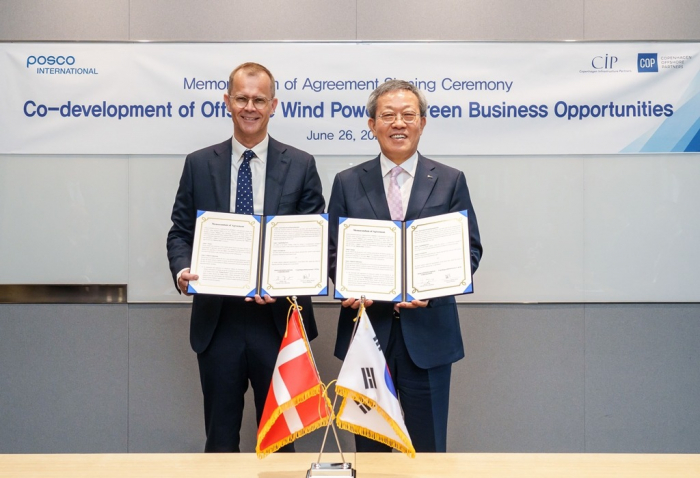 CIP Senior Partner Torsten Lodberg Smed (left) and POSCO International President & CEO Jeong Tak pose for a picture after signing a memorandum of agreement on June 26, 2023 (Courtesy of POSCO International)