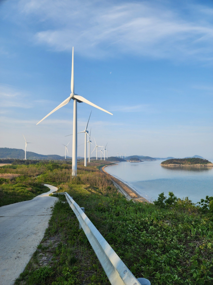 POSCO　International’s　wind　farm　on　land　in　South　Korea　(Courtesy　of　POSCO　International)