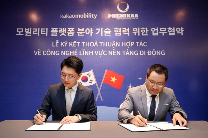 Ryu Gung-seon, CEO of Kakao Mobility (left) and Le Anh Son, CEO of Phenikaa-X