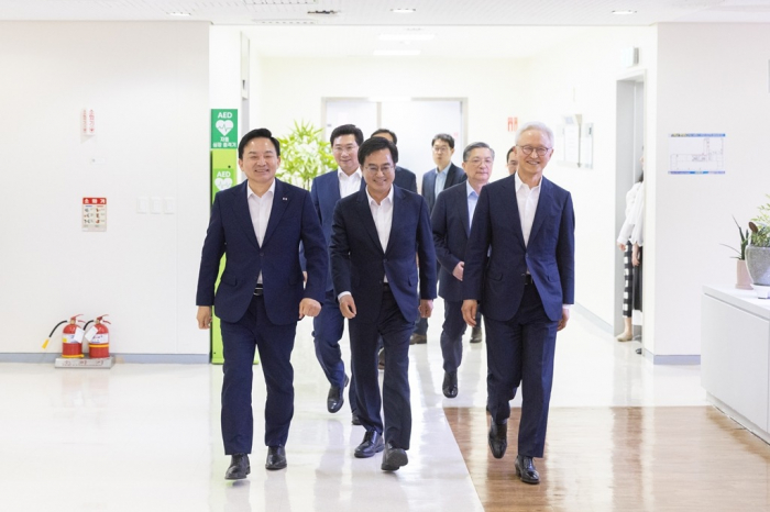 South Korean Minister of Land, Infrastructure and Transport Won Hee-ryong (from front left), Gyeonggi Provincial Governor Kim Dong Yeon and Samsung President & CEO Kyung Kye Hyun walk to a meeting room at the Samsung Giheung Campus to sign an agreement on June 27, 2023 (Courtesy of Gyeonggi Province)