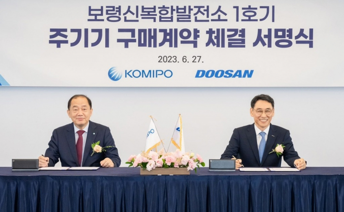 Korea　Midland　Power　CEO　Kim　Hobin　(left)　and　Doosan　Enerbility　President　&　COO　Jung　Yeonin　sign　a　component　deal　for　the　country’s　first　combined　cycle　power　plant　to　be　developed　with　homegrown　technology　on　June　27,　2023,　in　Seoul　(Courtesy　of　Doosan　Enerbility)