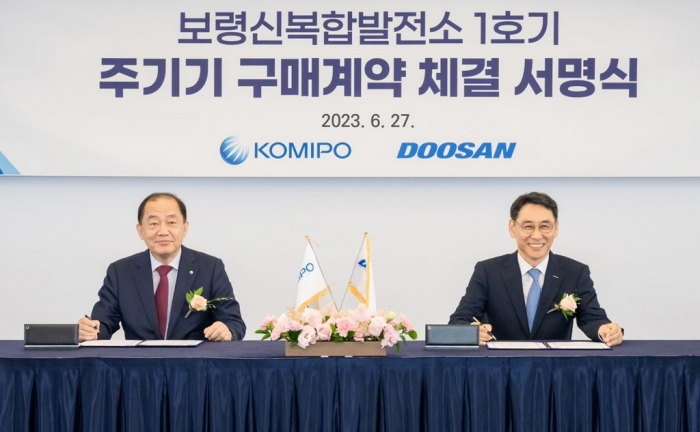 Korea Midland Power CEO Kim Hobin (left) and Doosan Enerbility President & COO Jung Yeonin sign a component deal for the country’s first combined cycle power plant to be developed with homegrown technology on June 27, 2023, in Seoul (Courtesy of Doosan Enerbility)