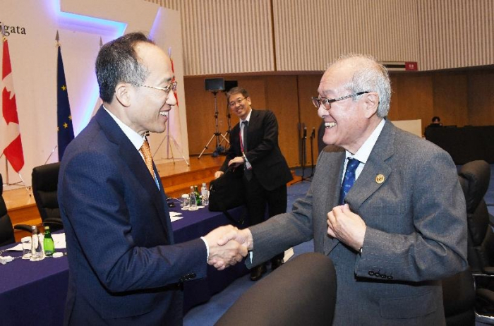 South Korean Finance Minister Choo Kyung-ho (left) and his Japanese counterpart Shunichi Suzuki shake hands at the G7 Finance Ministers and Central Bank Governors meeting on May 12, 2023, in Niigata, Japan (File photo, courtesy of South Korea’s finance ministry)