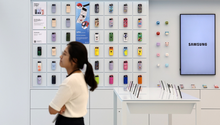 A visitor to Samsung Gangnam