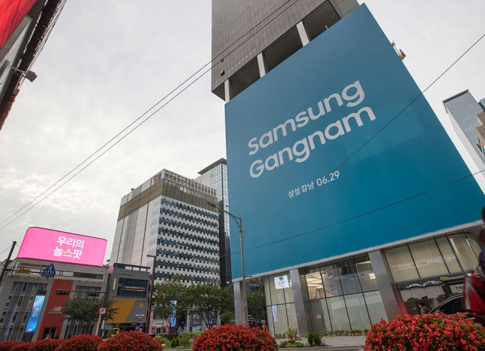 Samsung　Gangnam,　the　company's　latest　flagship　store　in　the　posh　district　of　Gangnam　in　Seoul