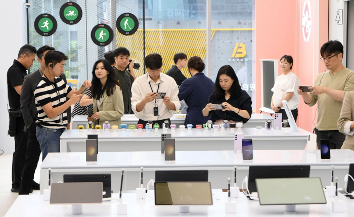 Visitors to Samsung Gangnam