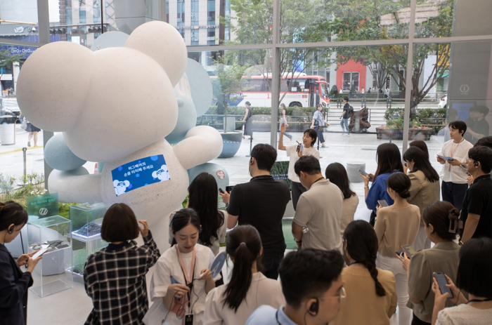 Visitors to Samsung Gangnam