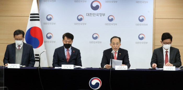 Finance Minister Choo Kyung-ho (third from left) announces plans for bigger tax breaks for chipmakers and key industries in January