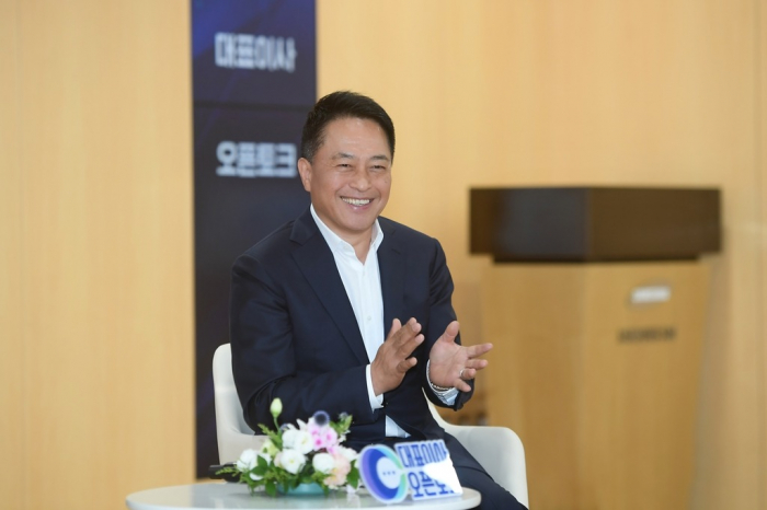 Samsung　SDI　President　and　CEO　Choi　Yoon-ho　speaks　to　employees　at　the　company's　headquarters　on　June　29,　2023　(Courtesy　of　Samsung　SDI)