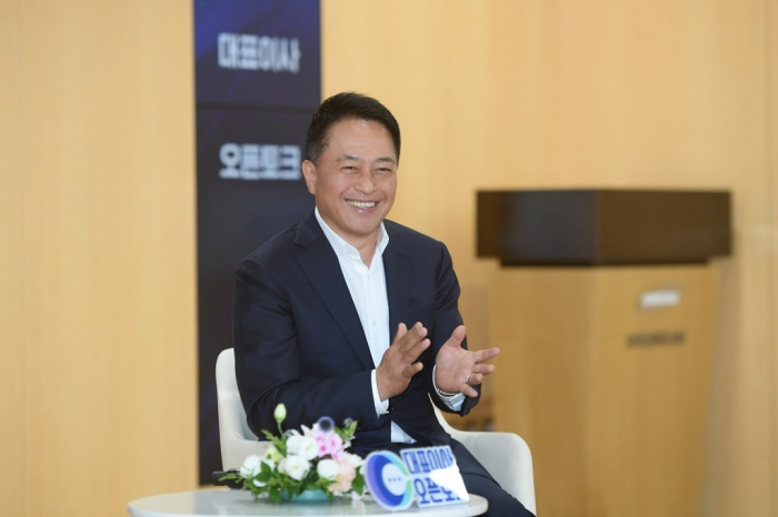Samsung SDI President and CEO Choi Yoon-ho speaks to employees at the company's headquarters on June 29, 2023 (Courtesy of Samsung SDI)