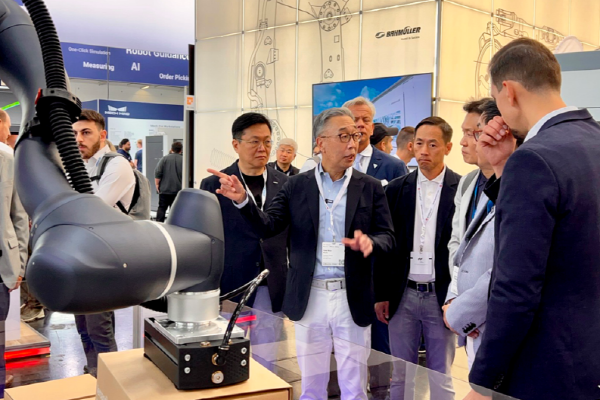 Doosan　Group　Vice　Chairman　Park　Ji-won　visits　Automatica　2023　(Courtesy　of　Doosan)