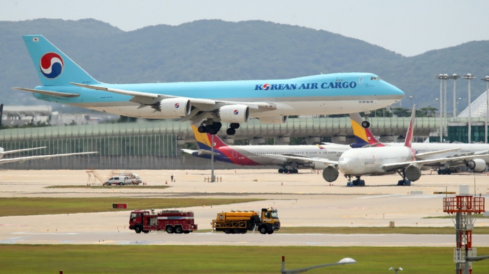 Korean　Air　and　Asiana　Airlines　aircraft　at　Incheon　International　Airport　(File　photo,　courtesy　of　Yonhap)
