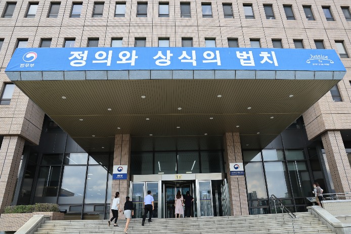 한국은 외국인 이민자에 대한 요구 사항을 강화