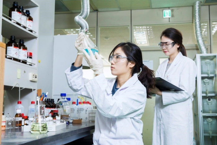 SK　Biopharmaceuticals　researchers　working　on　clinical　trials　(File　photo,　courtesy　of　SK　Biopharmaceuticals)