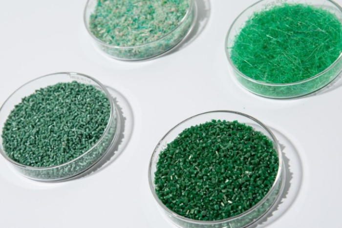LG　Chem　manufactures　recycled　plastic　with　marine　waste　(Courtesy　of　LG　Chem)