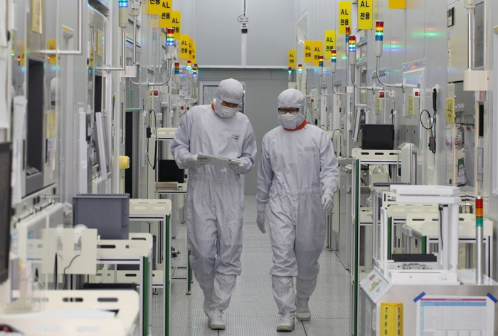 Samsung's　chip　cleanroom