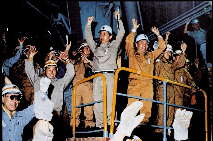 POSCO　workers　celebrate　the　launch　of　its　first　blast　furnace　operations　in　1973　(Park　Tae-joon,　the　late　POSCO　chairman,　center　in　khaki　uniform)