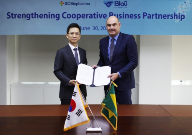 Huh Eun-chul, CEO of GC Biopharma (left) and Marcelo Rodolfo Hahn, CEO of Blau Farmacêutica