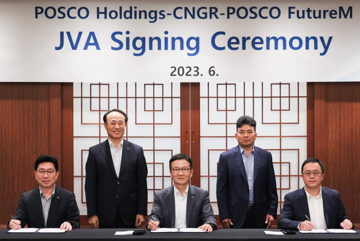 Executives　from　POSCO　and　China's　CNGR　agree　in　early　June　to　build　/>.2　bn　battery　materials　plants　in　Korea