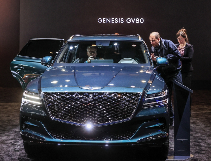 Genesis　GV80　luxury　SUV　at　Chicago　Auto　Show　2020